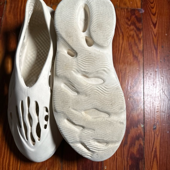 Men’s 11 Adidas Foam Runner Yeezy White Kanye West Slides Slip on Shoes Slippers - Picture 6 of 15